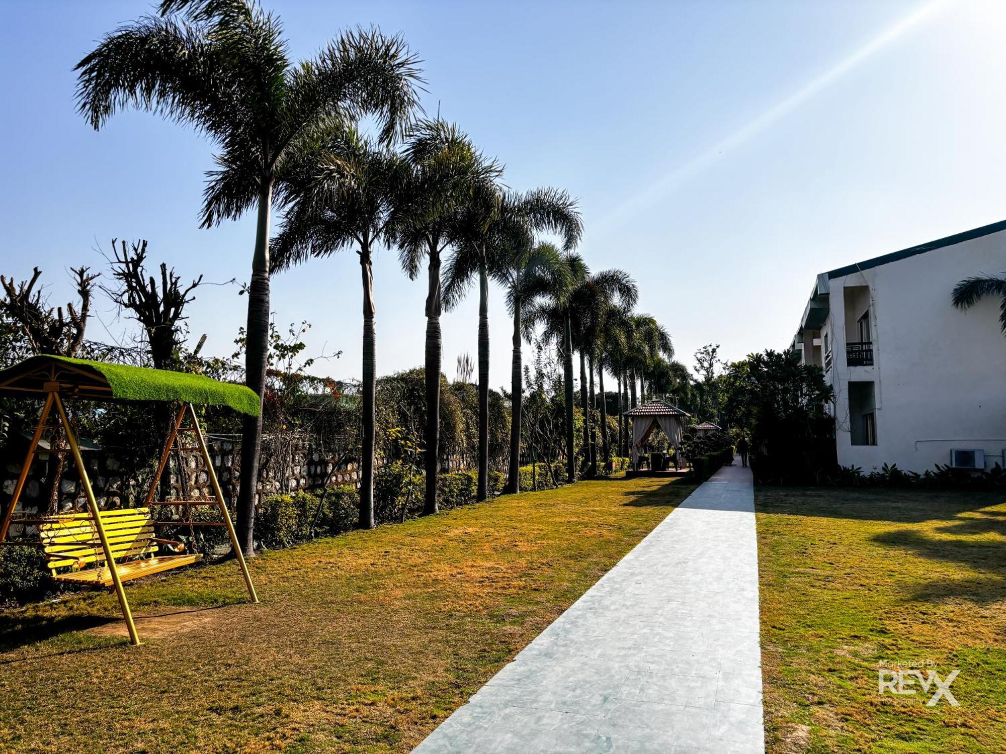 רישיקש The Neeraj River Forest Resort Ayurvedic Wellness Center מראה חיצוני תמונה