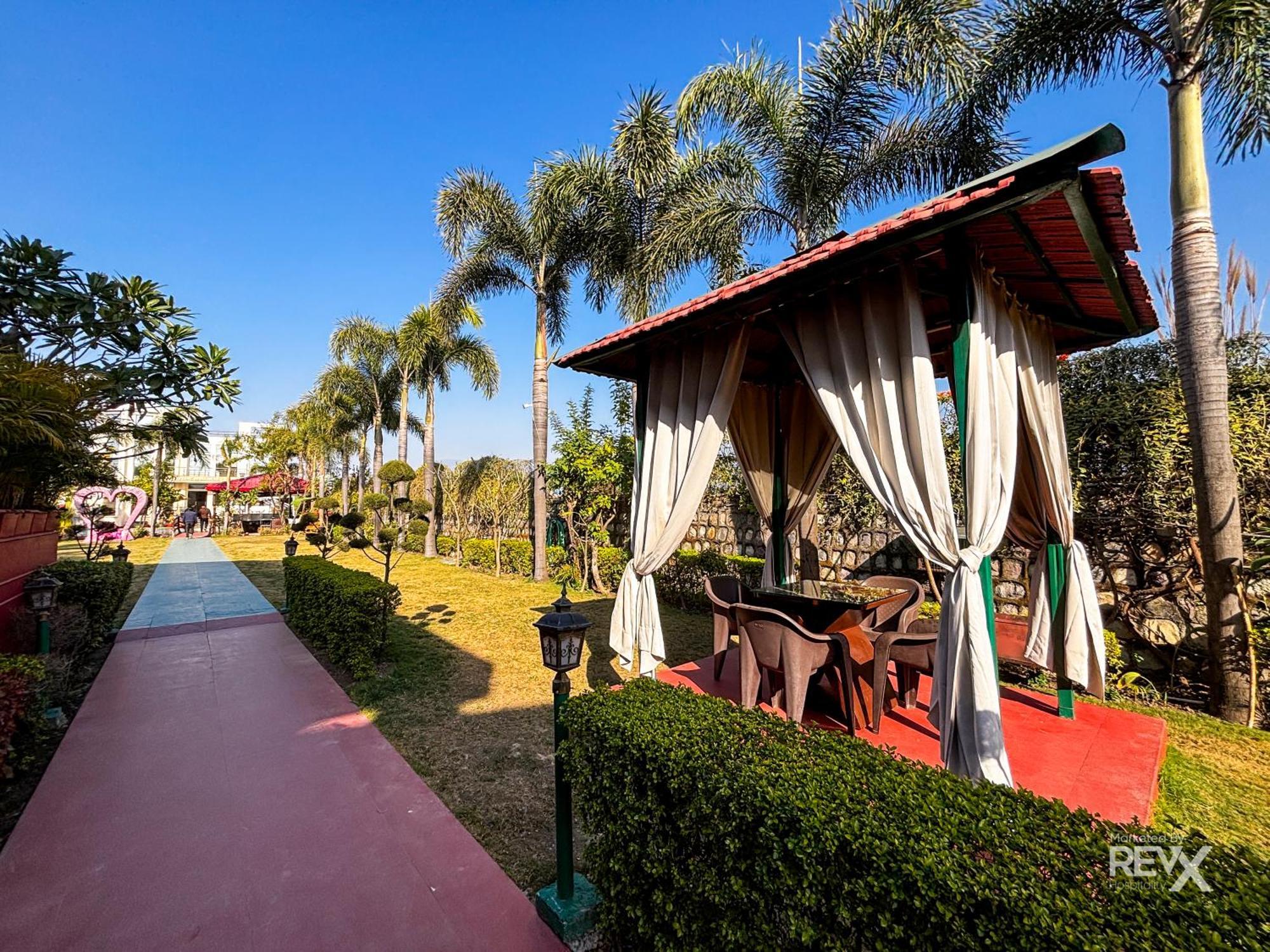 רישיקש The Neeraj River Forest Resort Ayurvedic Wellness Center מראה חיצוני תמונה