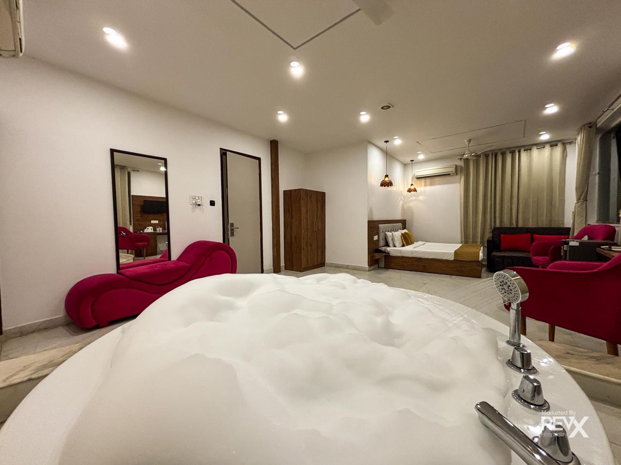 רישיקש The Neeraj River Forest Resort Ayurvedic Wellness Center מראה חיצוני תמונה