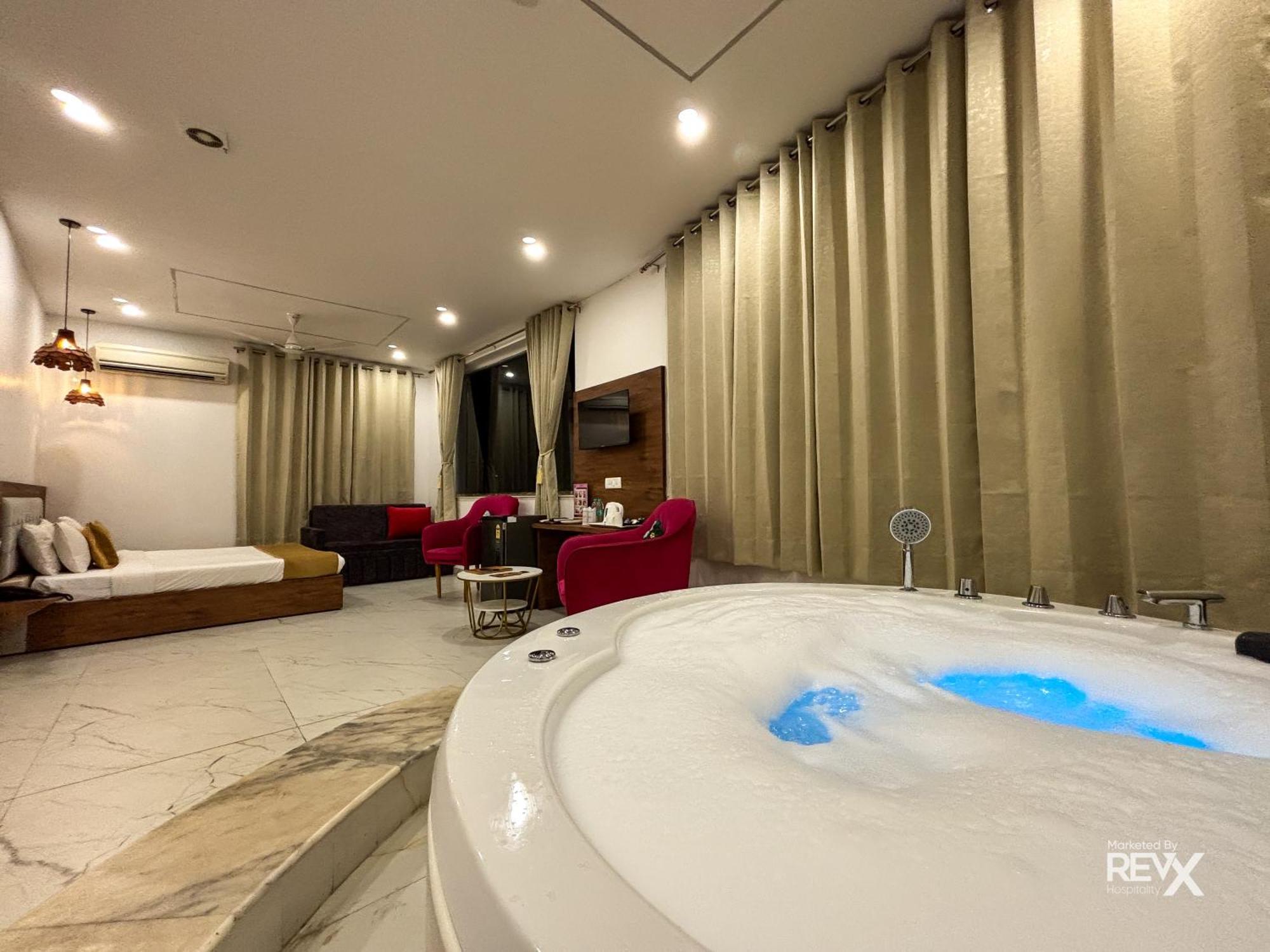 רישיקש The Neeraj River Forest Resort Ayurvedic Wellness Center מראה חיצוני תמונה